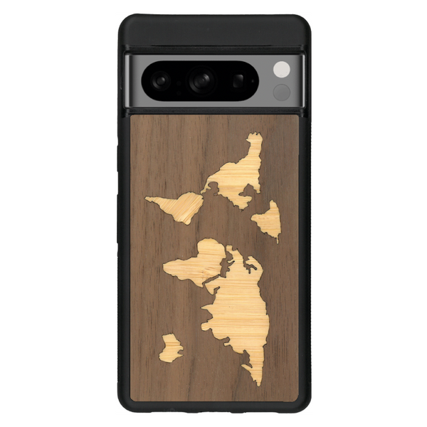 Coque de protection en bois véritable fabriquée en France pour Google Pixel 6pro alliant du bambou et du noyer sur le thème du voyage et de l'aventure représentant une mappemonde