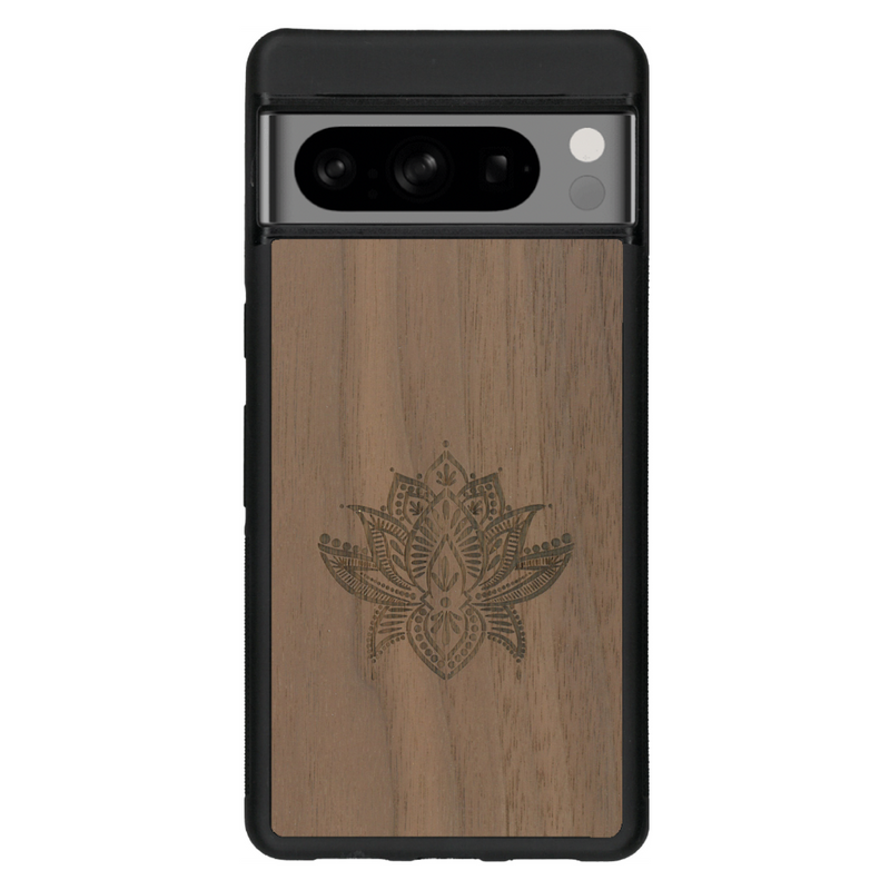 Coque de protection en bois véritable fabriquée en France pour Google Pixel 6pro sur le thème de la nature et du yoga avec une gravure zen représentant une fleur de lotus