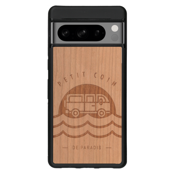 Coque de protection en bois véritable fabriquée en France pour Google Pixel 6pro sur le thème des voyages en vans, vanlife et chill avec une gravure représentant un van vw combi devant le soleil couchant sur une plage avec des vagues