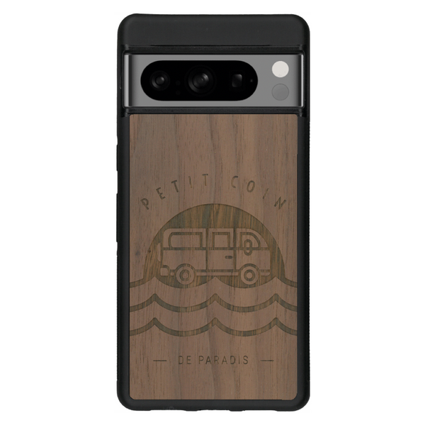 Coque de protection en bois véritable fabriquée en France pour Google Pixel 6pro sur le thème des voyages en vans, vanlife et chill avec une gravure représentant un van vw combi devant le soleil couchant sur une plage avec des vagues