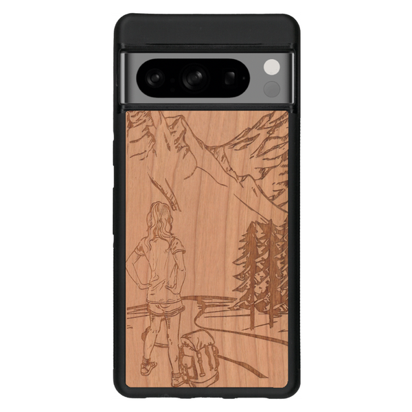 Coque de protection en bois véritable fabriquée en France pour Google Pixel 6pro sur le thème de la randonnée en montagne et de l'aventure avec une gravure représentant une femme de dos face à un paysage de nature