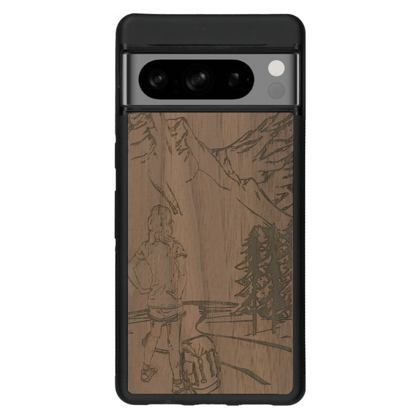 Coque de protection en bois véritable fabriquée en France pour Google Pixel 6pro sur le thème de la randonnée en montagne et de l'aventure avec une gravure représentant une femme de dos face à un paysage de nature
