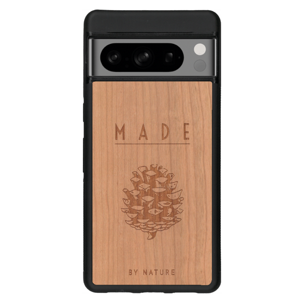 Coque de protection en bois véritable fabriquée en France pour Google Pixel 6pro sur le thème de la nature et des arbres avec une gravure représentant une pomme de pin et la phrase "made by nature"