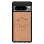Coque de protection en bois véritable fabriquée en France pour Google Pixel 7 représentant des montagnes, sur le thème de la randonnée en pleine nature et du trail