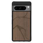 Coque de protection en bois véritable fabriquée en France pour Google Pixel 7 représentant une silhouette féminine dessinée à la main par l'artiste Maud Dabs