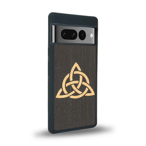 Coque de protection en bois véritable fabriquée en France pour Google Pixel 7 alliant du chêne fumé et du bambou représentant une triquetra