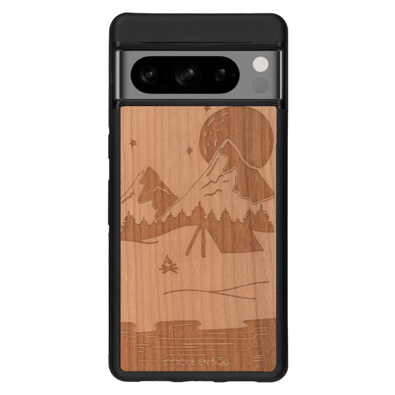 Coque de protection en bois véritable fabriquée en France pour Google Pixel 7 sur le thème du camping en pleine nature représentant une tente avec un feu de camp entouré de montagnes