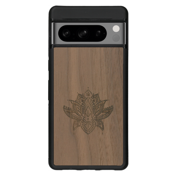 Coque de protection en bois véritable fabriquée en France pour Google Pixel 7 sur le thème de la nature et du yoga avec une gravure zen représentant une fleur de lotus