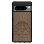 Coque de protection en bois véritable fabriquée en France pour Google Pixel 7 sur le thème des voyages en vans, vanlife et chill avec une gravure représentant un van vw combi devant le soleil couchant sur une plage avec des vagues