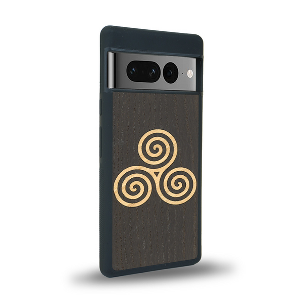 Coque de protection en bois véritable fabriquée en France pour Google Pixel 7 alliant du chêne fumé et du bambou et doré représentant un triskell