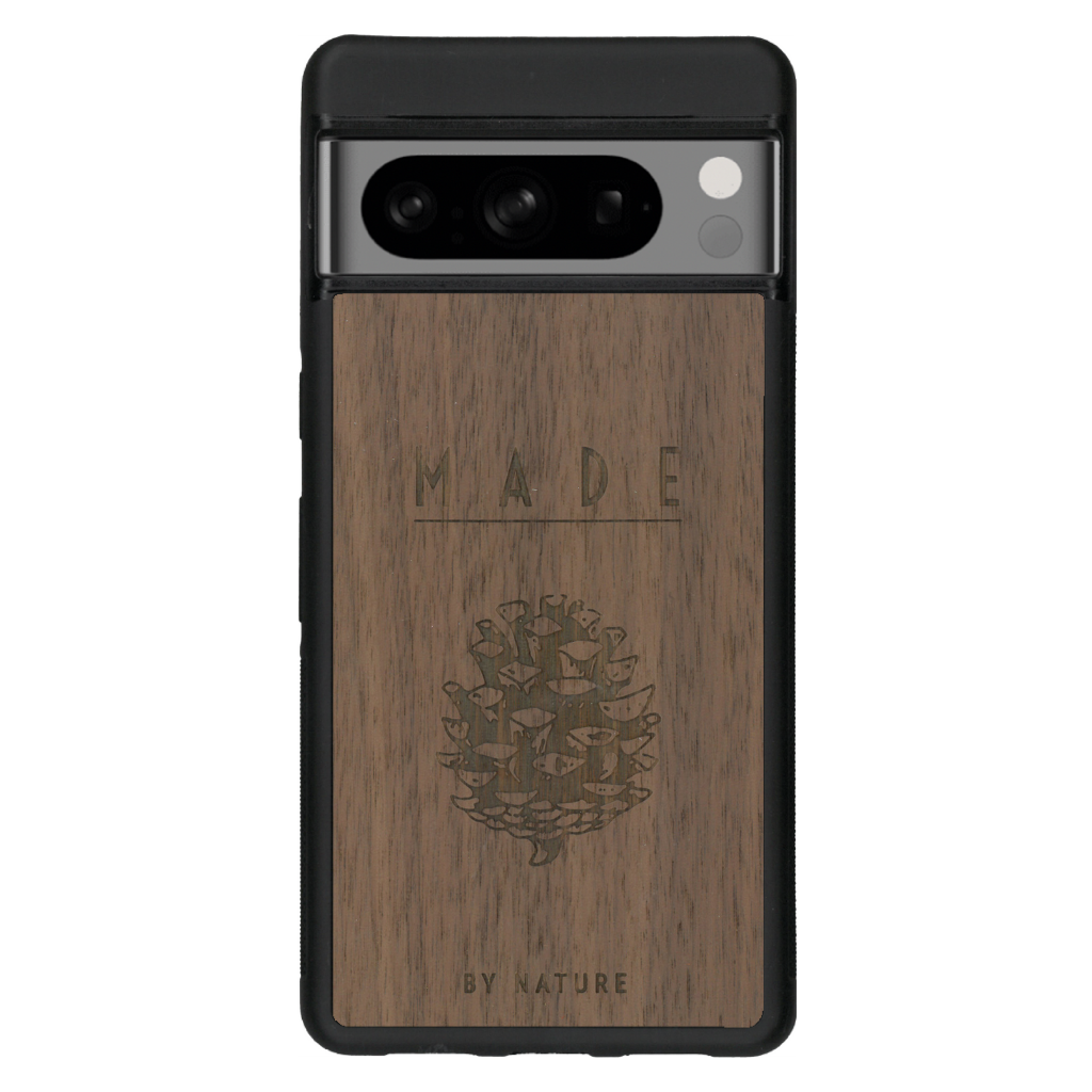 Coque de protection en bois véritable fabriquée en France pour Google Pixel 7 sur le thème de la nature et des arbres avec une gravure représentant une pomme de pin et la phrase "made by nature"