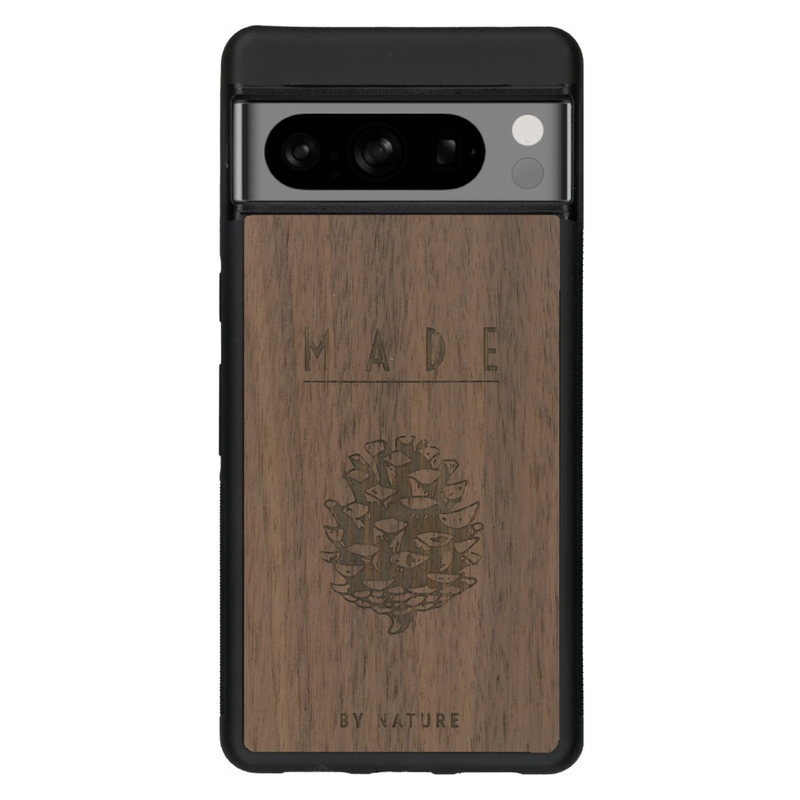 Coque de protection en bois véritable fabriquée en France pour Google Pixel 7 sur le thème de la nature et des arbres avec une gravure représentant une pomme de pin et la phrase "made by nature"