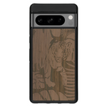 Coque de protection en bois véritable fabriquée en France pour Google Pixel 7pro sur le thème de la nature et des animaux représentant un tigre dans la jungle entre des fougères