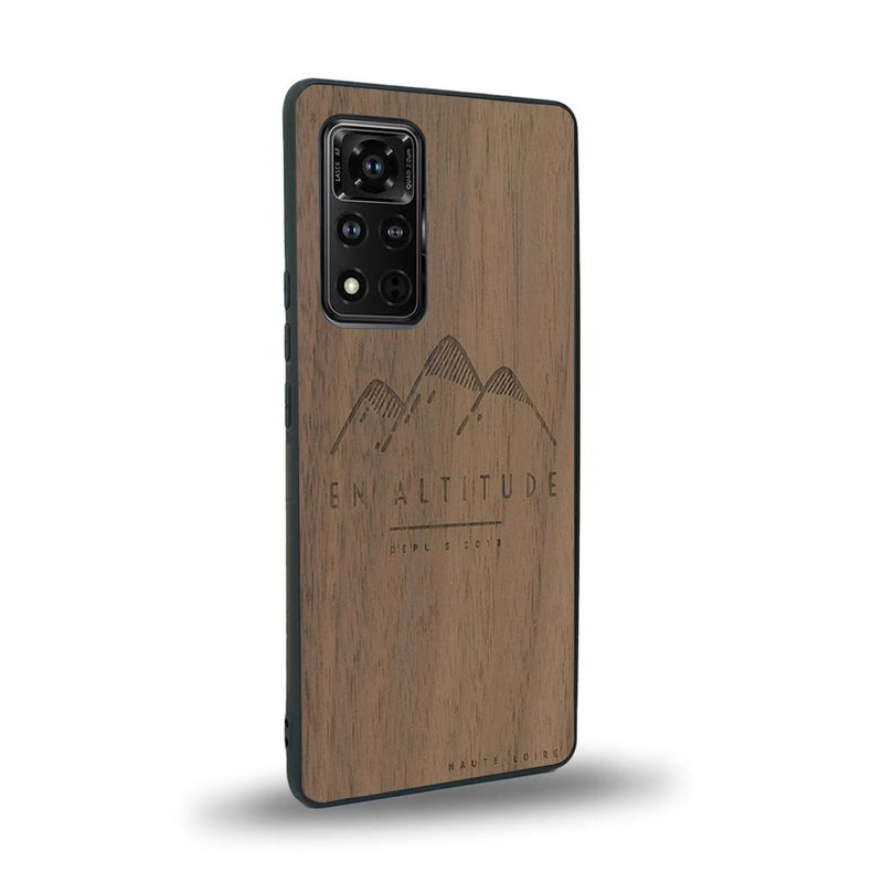 Coque de protection en bois véritable fabriquée en France pour Honor V40 représentant des montagnes, sur le thème de la randonnée en pleine nature et du trail