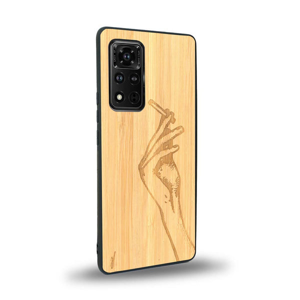 Coque de protection en bois véritable fabriquée en France pour Honor V40 représentant une main de femme tenant une cigarette de type line art en collaboration avec l'artiste Maud Dabs