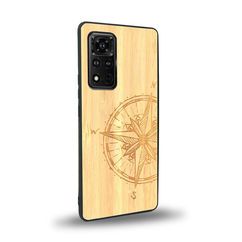 Coque de protection en bois véritable fabriquée en France pour Honor V40 avec une gravure "rose des vents" sur le thème nautique et de l'océan qui s'inspire des boussoles de pirate