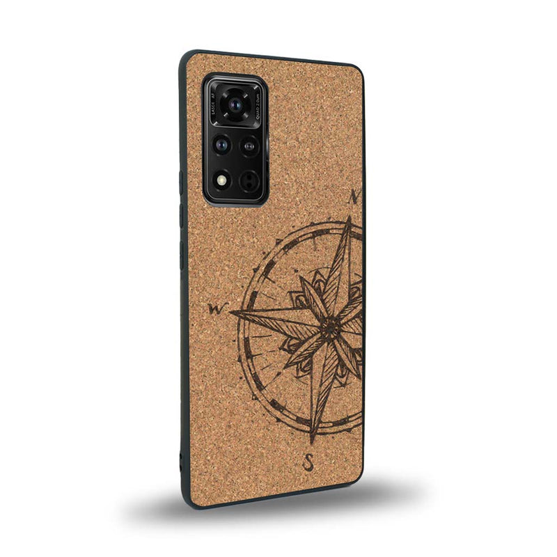 Coque de protection en bois véritable fabriquée en France pour Honor V40 avec une gravure "rose des vents" sur le thème nautique et de l'océan qui s'inspire des boussoles de pirate