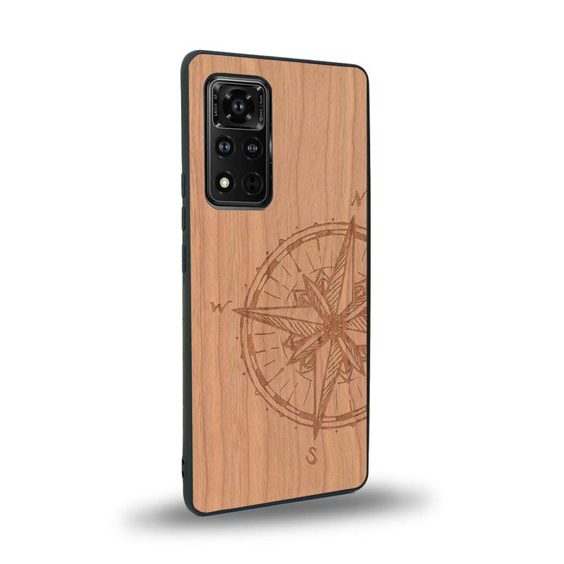 Coque de protection en bois véritable fabriquée en France pour Honor V40 avec une gravure "rose des vents" sur le thème nautique et de l'océan qui s'inspire des boussoles de pirate