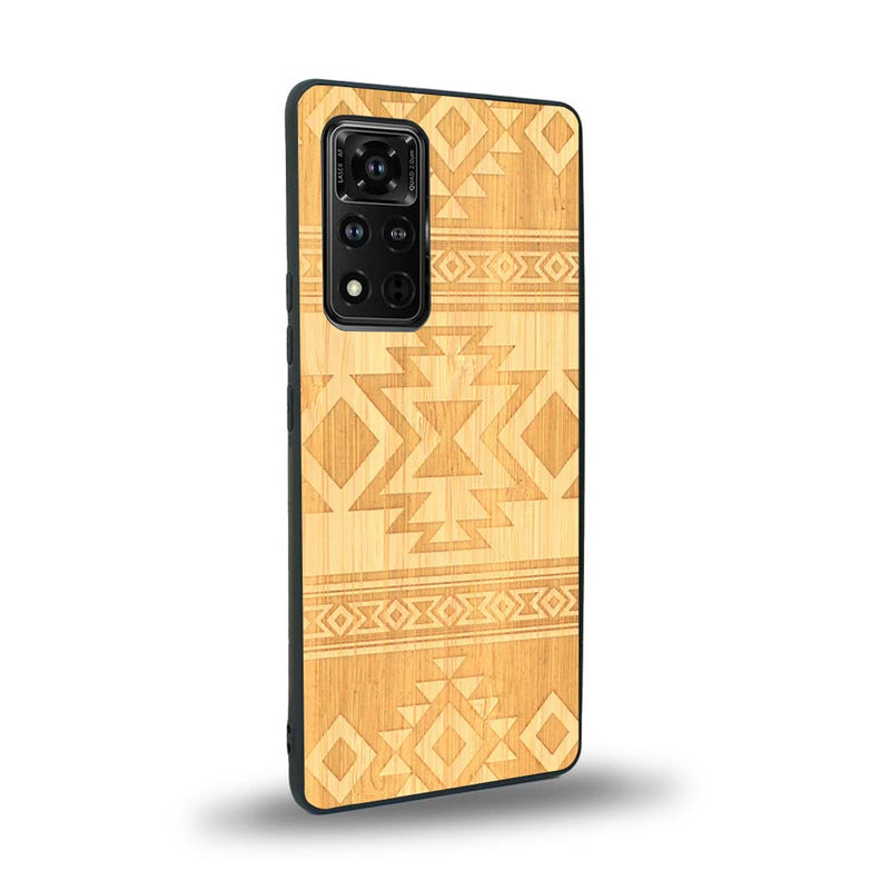 Coque de protection en bois véritable fabriquée en France pour Honor V40 avec des motifs géométriques s'inspirant des temples aztèques, mayas et incas