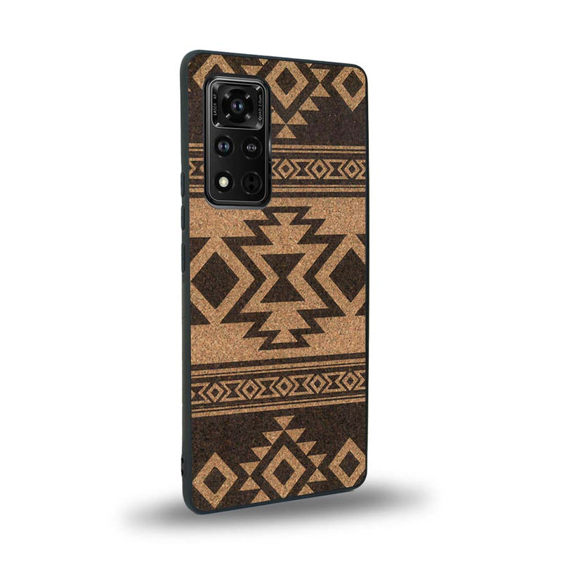 Coque de protection en bois véritable fabriquée en France pour Honor V40 avec des motifs géométriques s'inspirant des temples aztèques, mayas et incas