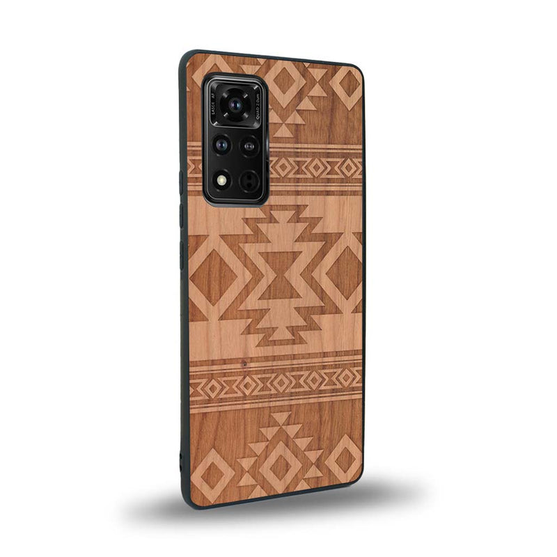 Coque de protection en bois véritable fabriquée en France pour Honor V40 avec des motifs géométriques s'inspirant des temples aztèques, mayas et incas