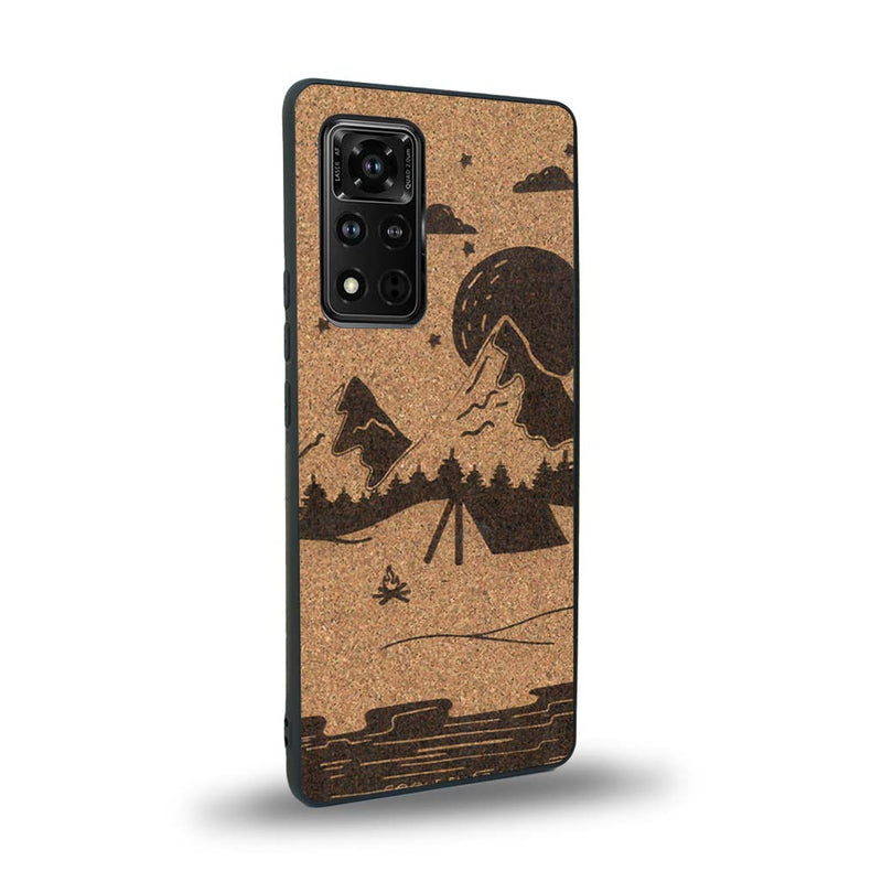 Coque de protection en bois véritable fabriquée en France pour Honor V40 sur le thème du camping en pleine nature représentant une tente avec un feu de camp entouré de montagnes