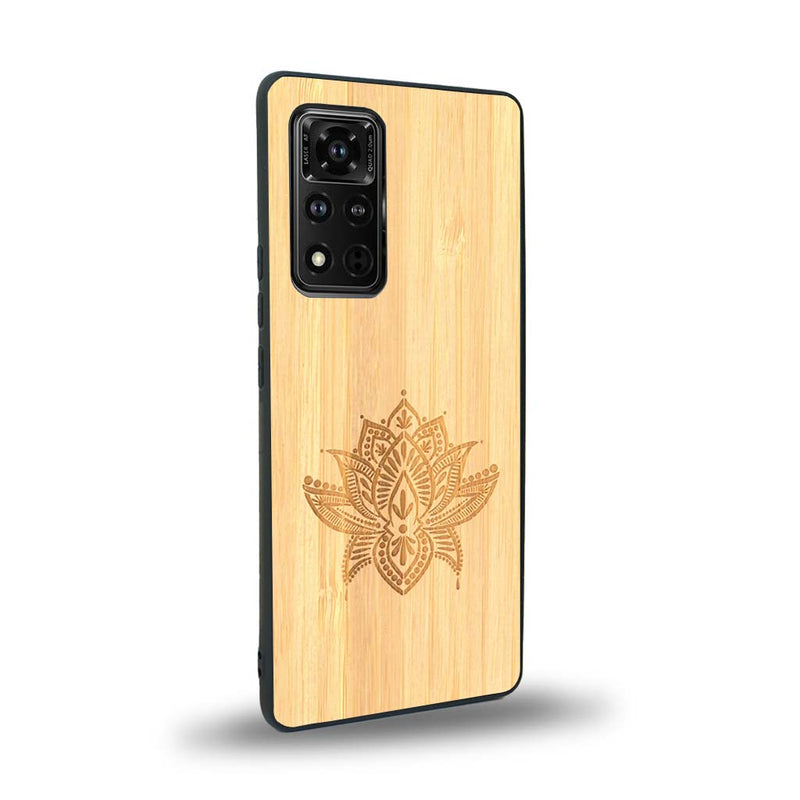 Coque de protection en bois véritable fabriquée en France pour Honor V40 sur le thème de la nature et du yoga avec une gravure zen représentant une fleur de lotus