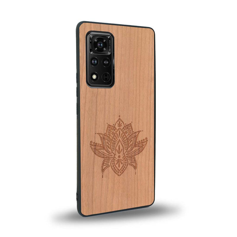 Coque de protection en bois véritable fabriquée en France pour Honor V40 sur le thème de la nature et du yoga avec une gravure zen représentant une fleur de lotus