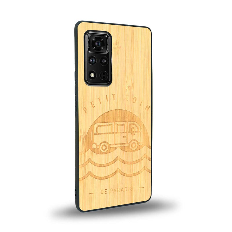 Coque de protection en bois véritable fabriquée en France pour Honor V40 sur le thème des voyages en vans, vanlife et chill avec une gravure représentant un van vw combi devant le soleil couchant sur une plage avec des vagues