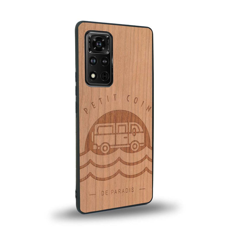 Coque de protection en bois véritable fabriquée en France pour Honor V40 sur le thème des voyages en vans, vanlife et chill avec une gravure représentant un van vw combi devant le soleil couchant sur une plage avec des vagues