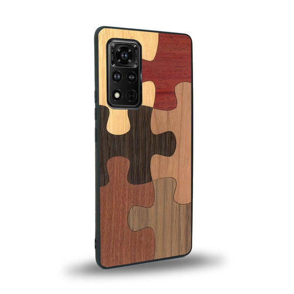 Coque de protection en bois véritable fabriquée en France pour Honor V40 représentant un puzzle en six pièces qui allie du chêne fumé, du noyer, du bambou, du padouk, du merisier et de l'acajou