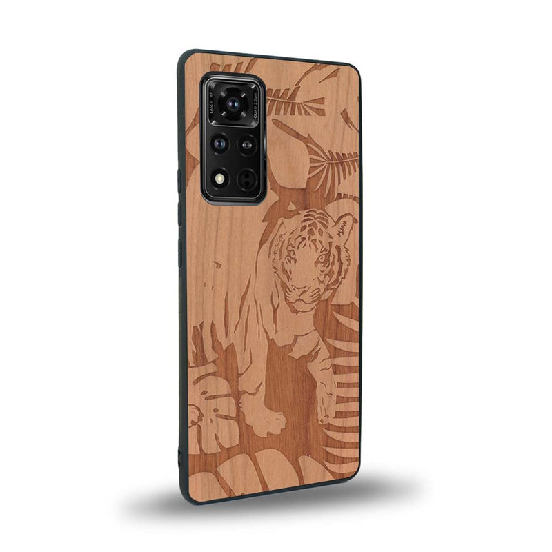 Coque de protection en bois véritable fabriquée en France pour Honor V40 sur le thème de la nature et des animaux représentant un tigre dans la jungle entre des fougères