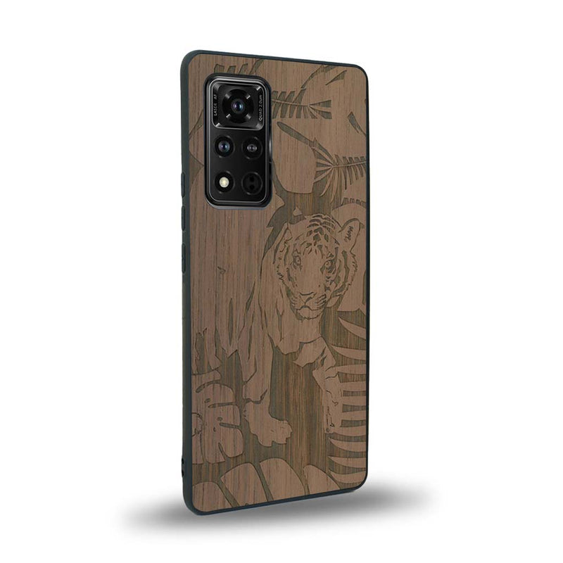 Coque de protection en bois véritable fabriquée en France pour Honor V40 sur le thème de la nature et des animaux représentant un tigre dans la jungle entre des fougères