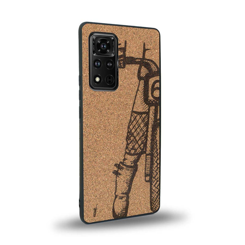 Coque de protection en bois véritable fabriquée en France pour Honor V40 représentant une vue de face d'une femme sur une moto vintage dessinée à la main par l'artiste Maud Dabs