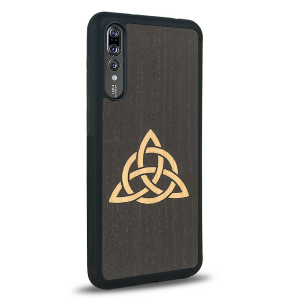 Coque de protection en bois véritable fabriquée en France pour Huawei P20 alliant du chêne fumé et du bambou représentant une triquetra