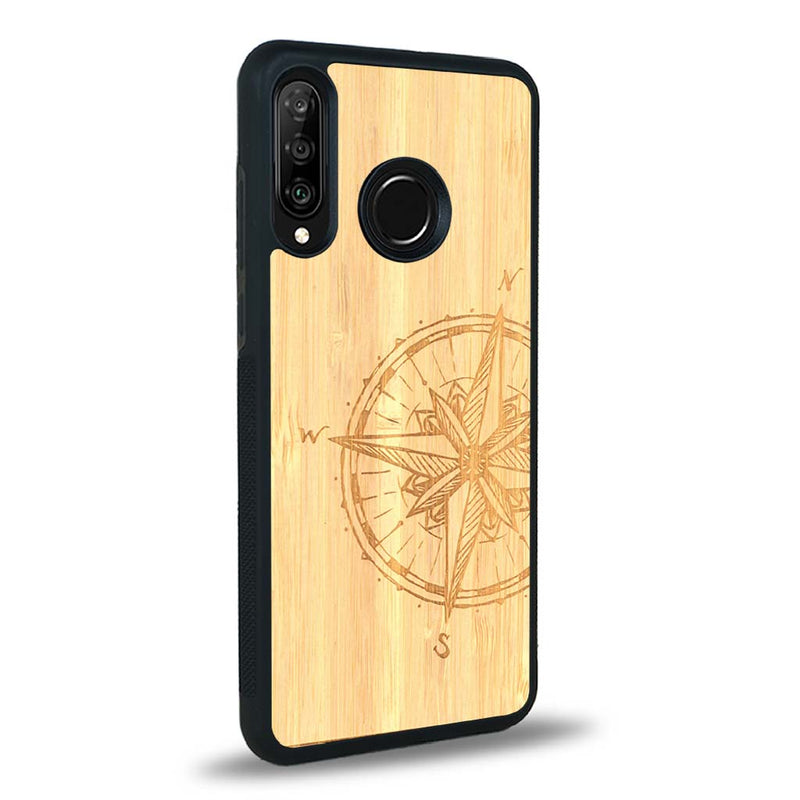 Coque de protection en bois véritable fabriquée en France pour Huawei P30 Lite avec une gravure "rose des vents" sur le thème nautique et de l'océan qui s'inspire des boussoles de pirate