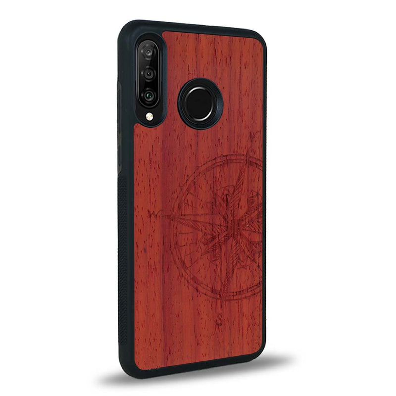 Coque de protection en bois véritable fabriquée en France pour Huawei P30 Lite avec une gravure "rose des vents" sur le thème nautique et de l'océan qui s'inspire des boussoles de pirate