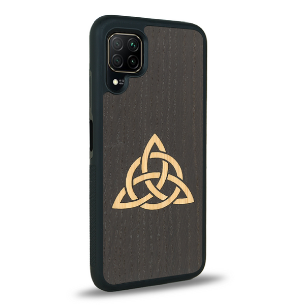 Coque de protection en bois véritable fabriquée en France pour Huawei P40 Lite alliant du chêne fumé et du bambou représentant une triquetra