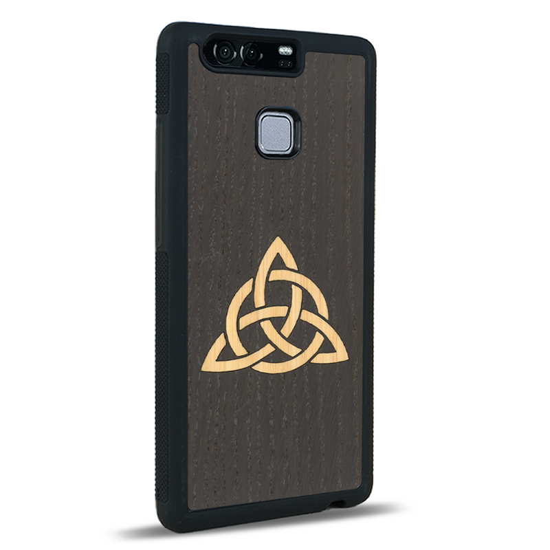 Coque de protection en bois véritable fabriquée en France pour Huawei P9 alliant du chêne fumé et du bambou représentant une triquetra