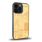 Coque iPhone 13 Pro Max - L'Exploratrice - Coque en bois