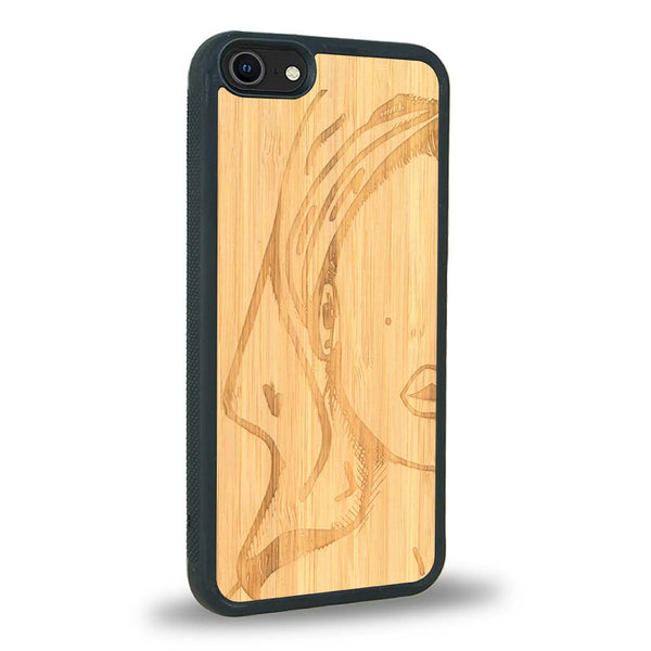 Coque iPhone SE 2022 - Au féminin - Coque en bois
