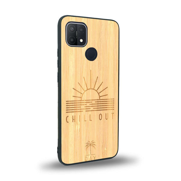 Coque de protection en bois véritable fabriquée en France pour Oppo A15 sur le thème chill avec un motif représentant un couché de soleil sur l'océan et la phrase "Chill out"