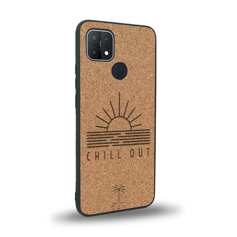 Coque de protection en bois véritable fabriquée en France pour Oppo A15 sur le thème chill avec un motif représentant un couché de soleil sur l'océan et la phrase "Chill out"