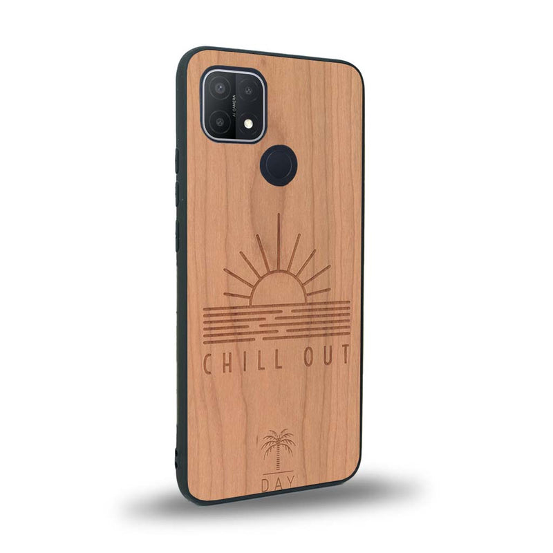 Coque de protection en bois véritable fabriquée en France pour Oppo A15 sur le thème chill avec un motif représentant un couché de soleil sur l'océan et la phrase "Chill out"