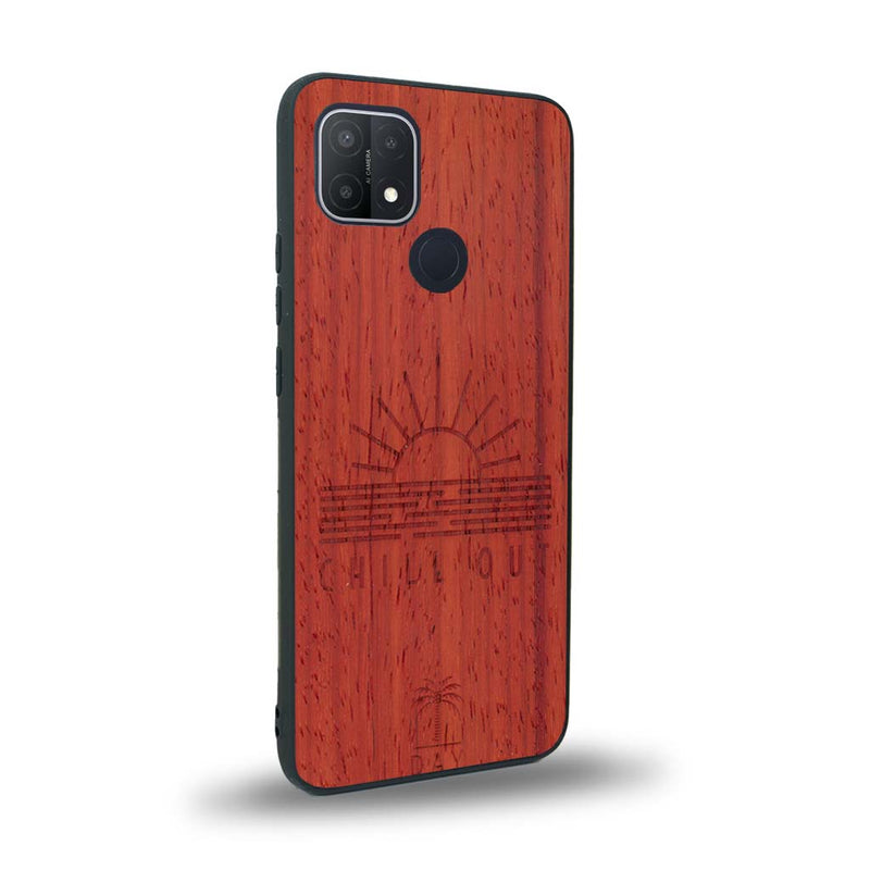 Coque de protection en bois véritable fabriquée en France pour Oppo A15 sur le thème chill avec un motif représentant un couché de soleil sur l'océan et la phrase "Chill out"