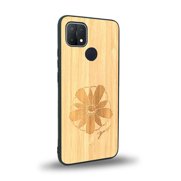 Coque de protection en bois véritable fabriquée en France pour Oppo A15 sur le thème des fleurs et de la montagne avec un motif de gravure représentant les pétales d'une fleur des montagnes