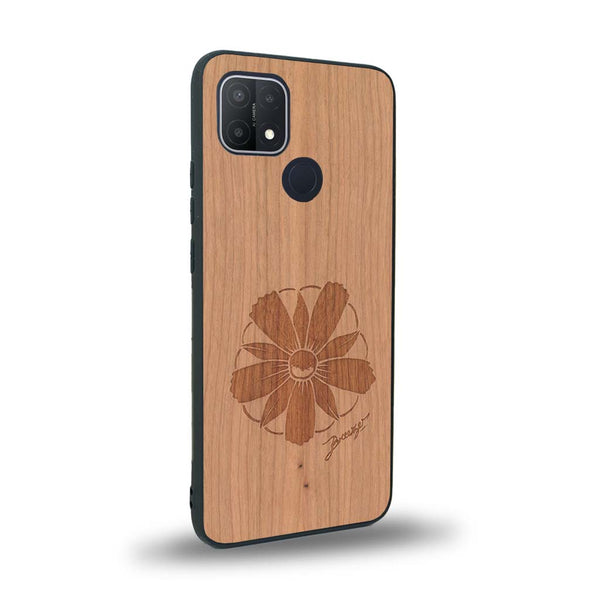 Coque de protection en bois véritable fabriquée en France pour Oppo A15 sur le thème des fleurs et de la montagne avec un motif de gravure représentant les pétales d'une fleur des montagnes