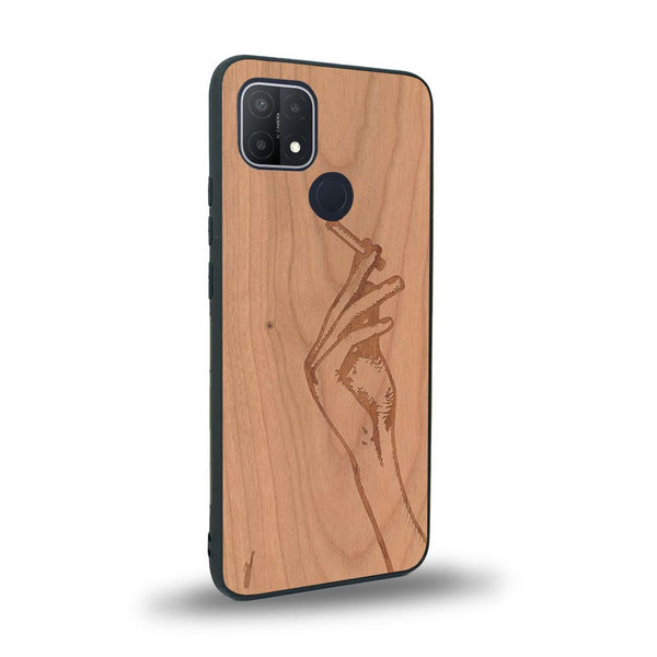 Coque de protection en bois véritable fabriquée en France pour Oppo A15 représentant une main de femme tenant une cigarette de type line art en collaboration avec l'artiste Maud Dabs