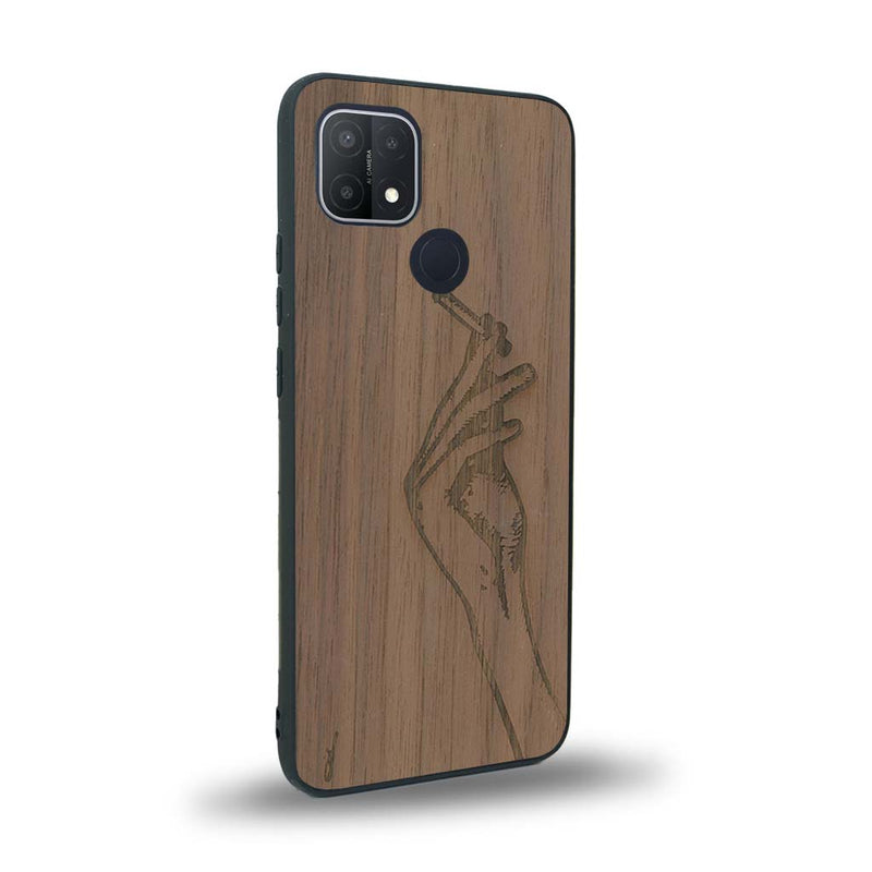 Coque de protection en bois véritable fabriquée en France pour Oppo A15 représentant une main de femme tenant une cigarette de type line art en collaboration avec l'artiste Maud Dabs