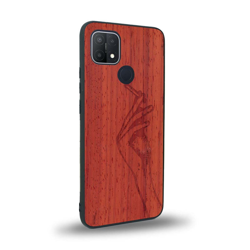 Coque de protection en bois véritable fabriquée en France pour Oppo A15 représentant une main de femme tenant une cigarette de type line art en collaboration avec l'artiste Maud Dabs